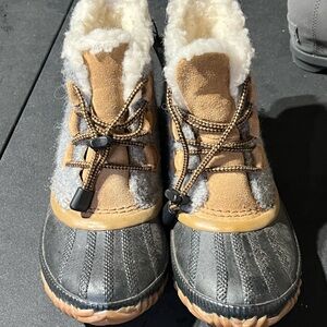 Brand new SOREL Girls size 4 Out and About Boots.